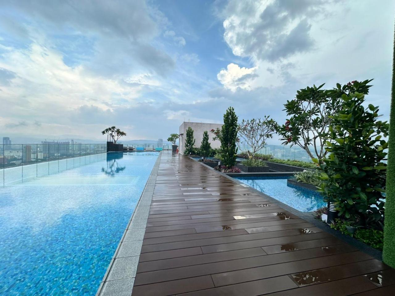 The Riveria By 54th Fl00r Swimming Pool