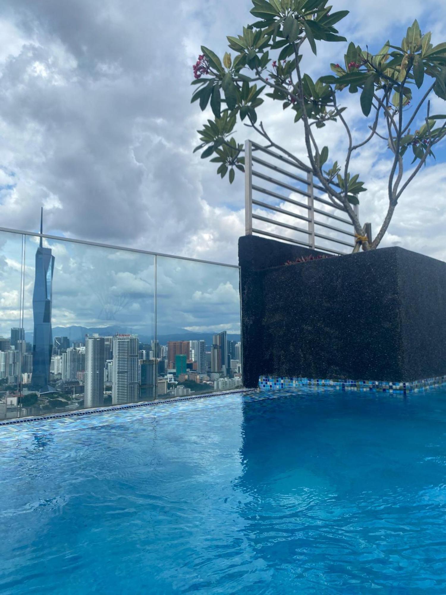 The Riveria By 54th Fl00r Swimming Pool