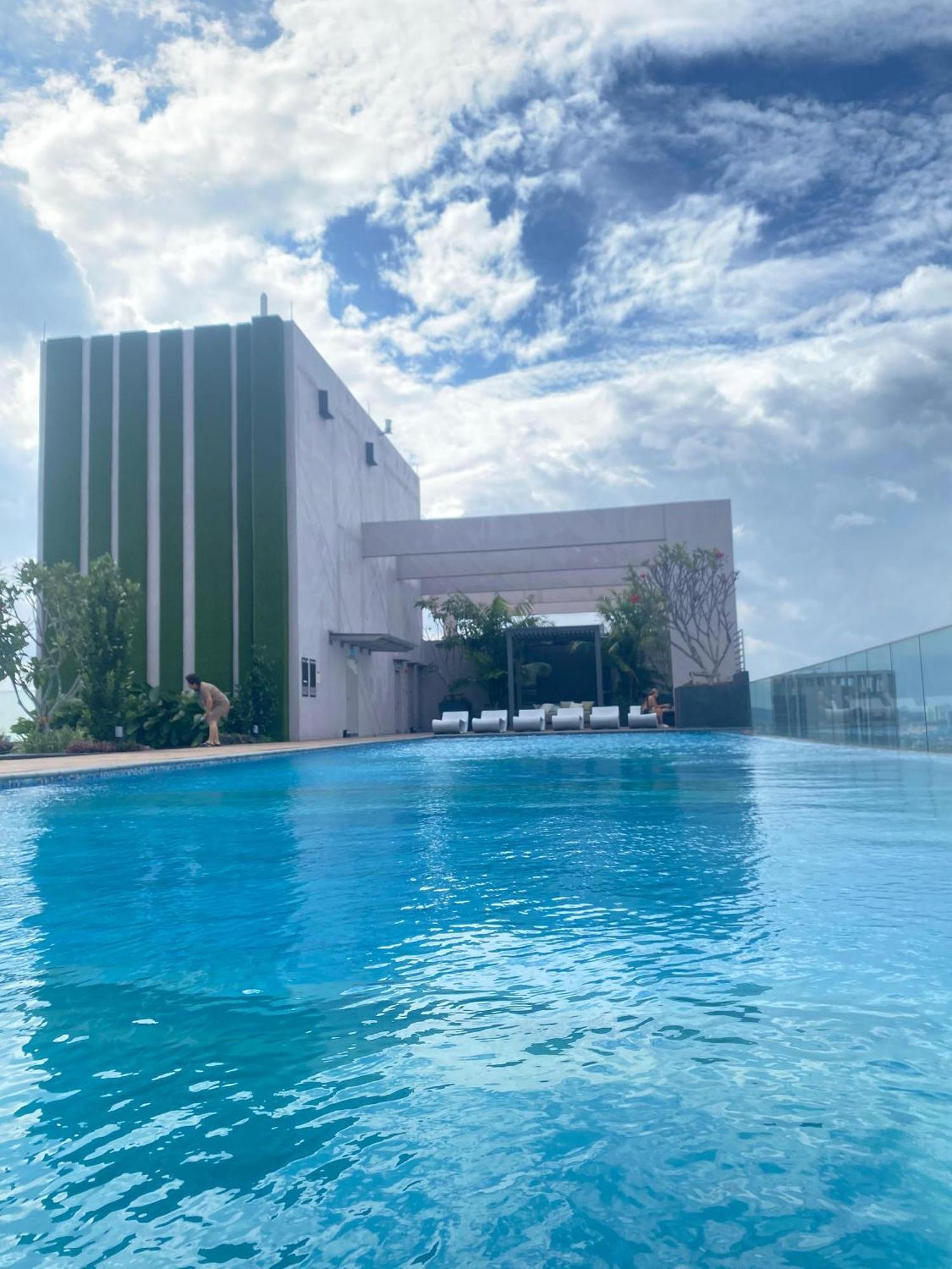 The Riveria By 54th Fl00r Swimming Pool *